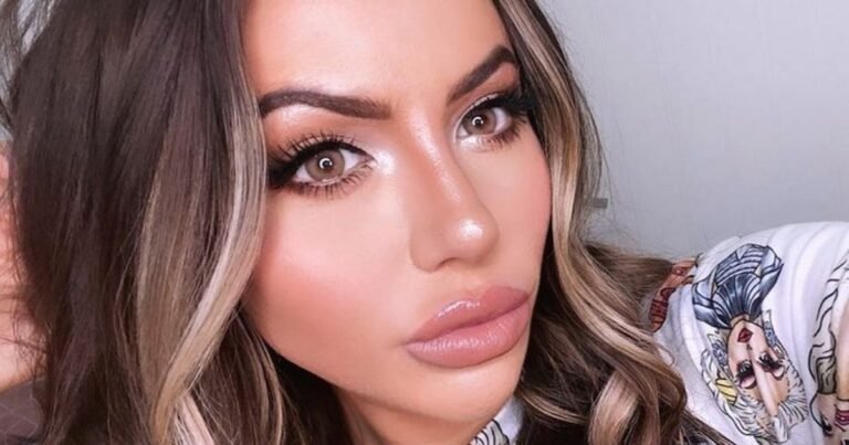 Holly Hagan accidentally ‘waxes half her eyelids off’ after attempting DIY beauty treatment