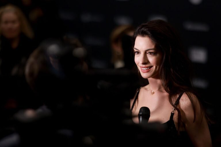 Anne Hathaway Sends Fans Into A Frenzy Seeing This Era of Her, But Did She Go Under The Knife?